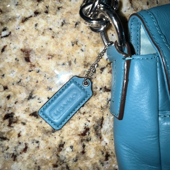 Classic Coach Blue Leather Crossbody Shoulder Bag - Picture 4 of 9